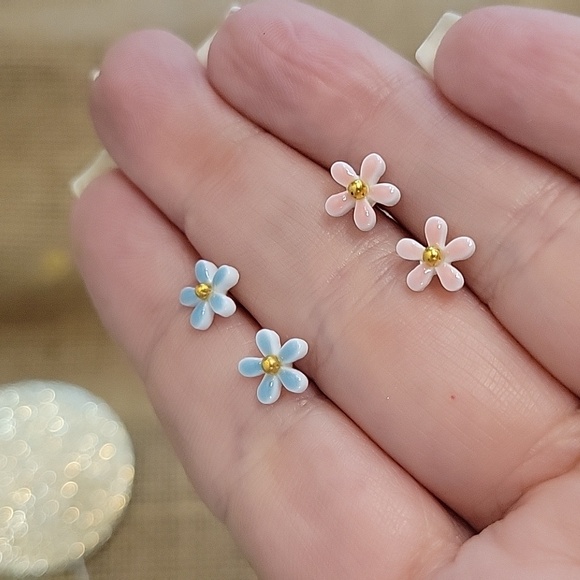 CERAMIC DAISY STUD EARRINGS, Choice of Color - Picture 4 of 5